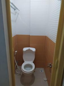 巴淡岛中心Rooms at Josapa Guest House的一间小浴室,在摊位设有厕所