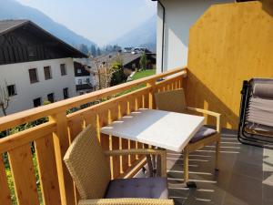 圣马蒂诺Privatpension Bergkristall的设有一个配有桌椅并享有美景的阳台。