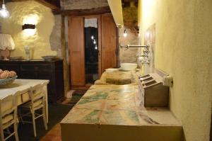 卡斯蒂戈隆·多尔希亚Casa Antica的一间带柜台和水槽的大浴室