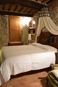 卡斯蒂戈隆·多尔希亚Casa Antica的卧室配有一张白色大床