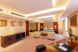 尼亚美Bravia Hotel Niamey的大型酒店客房,配有一张床和一张书桌