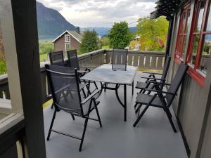 IsfjordenHatlen View的阳台的天井配有桌椅
