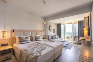 金沙GRIFID Vistamar Hotel - 24 Hours Ultra All inclusive & Private Beach的一间卧室设有一张大床,享有海景