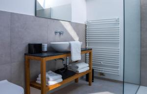 穆尔斯卡索博塔Hotel Belmur的一间带桌子上的水槽和毛巾的浴室