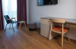 穆尔斯卡索博塔Hotel Belmur的客房设有一张桌子、两把椅子和一张桌子。