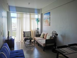 长滩岛New Paradise Ocean View Apartment (DOT accredited)的带沙发和椅子的客厅以及窗户。