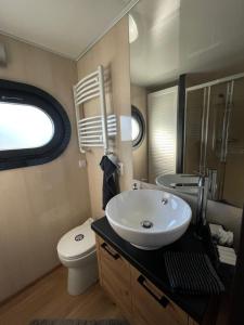 杜伊斯堡Hausboot Lore的浴室配有白色水槽和卫生间。