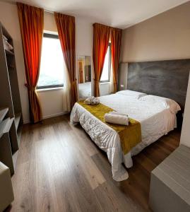 圣马力诺约里酒店的一间卧室设有一张床和一个大窗户