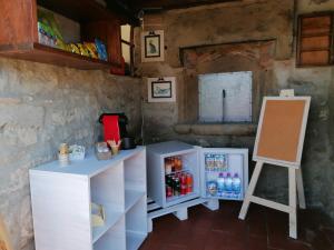 基安蒂格雷夫Agriturismo Poggio all'Olmo的一间配备有冰箱和粉笔板的客房