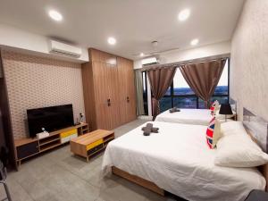 雪邦Bell Suite @ Sepang KLIA Kota Warisan的酒店客房设有两张床和一台平面电视。