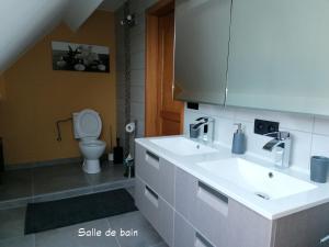 BioulLe Cerisier的浴室配有白色水槽和卫生间。