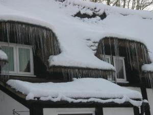 莱德伯里The Moats - Ledbury的屋顶上积雪的房子