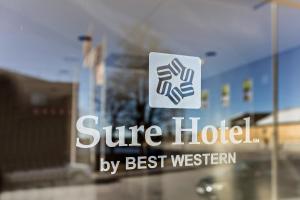 斯德哥尔摩Sure Hotel Studio by Best Western Bromma的商店窗口上的标志