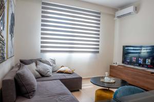 阿基欧斯尼古拉斯Luxury Apartment Marine View的带沙发和平面电视的客厅