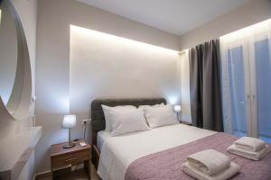 阿基欧斯尼古拉斯Luxury Apartment Marine View的一间卧室配有一张床,上面有两条毛巾