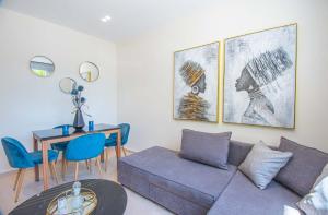 阿基欧斯尼古拉斯Luxury Apartment Marine View的客厅配有沙发和桌子