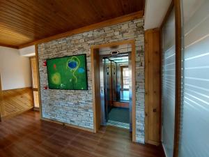 拉兹洛格Airy Studio Pirin Golf Aparthotel & Spa H2A92的石墙房子的走廊