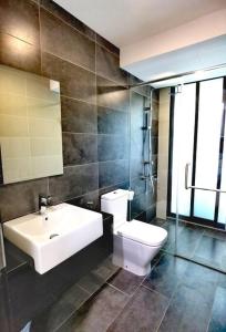 努沙再也C3111 Muji Home Almas Suites100mbps Netflix Youtube by STAY的浴室配有白色卫生间和盥洗盆。