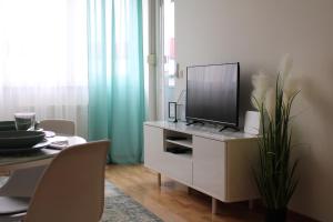 萨格勒布Arena Zagreb Premium Apartment的客厅配有梳妆台上的电视