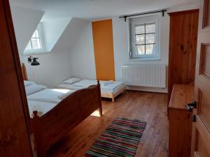 锡尔沃斯瓦里德Szilvásvárad Camping & Apartman的一间卧室设有两张床和窗户。