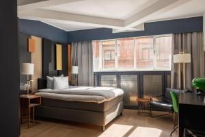 哥本哈根斯哥特皮特酒店的配有一张床和一把椅子的酒店客房