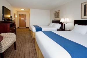 Holiday Inn Express & Suites Buffalo, an IHG Hotel客房内的一张或多张床位