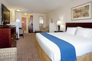 Holiday Inn Express & Suites Buffalo, an IHG Hotel客房内的一张或多张床位