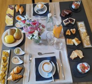 卡迪里翁西塞尔Santoro Country House的一张桌子,上面有早餐食品和咖啡