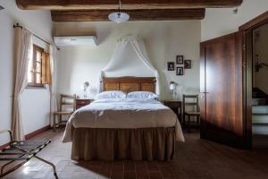 博尔格阿布贾诺B&B Hotel La Piana的一间卧室设有一张大床和大型天花板