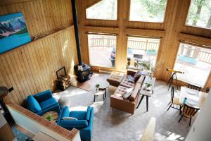 因弗米尔Mid Century Modern Mountain Cabin的享有带蓝色家具的客厅的顶部景致