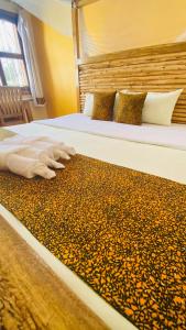 金贾Buutu Nest的卧室内的两张床,地板上配有毯子