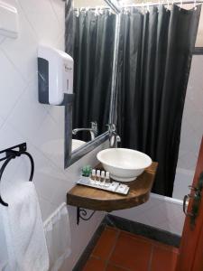维拉维索萨A Casinha da Vila的浴室设有水槽和黑色淋浴帘