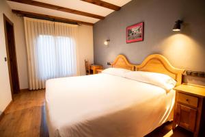 莱昂Alda Casco Antiguo的卧室设有一张白色大床和一扇窗户。