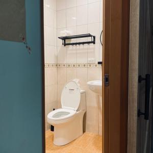 高雄暮川旅宿 走路可達小港機場附兩個停車位的一间带卫生间和水槽的浴室