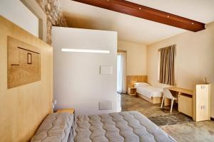 阿尔盖罗Rifugio di Mare的一间卧室配有一张床和一张书桌