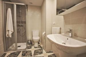 瓜达莱斯特El Tossal的一间带水槽、卫生间和淋浴的浴室