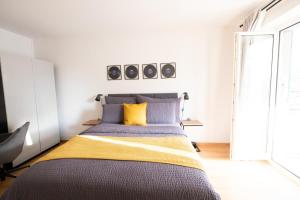 伯尔尼Armotti Pappelweg Bern的一间卧室配有一张带黄色枕头的大床