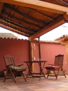 Fresno de CantespinoLa Cochera de Don Paco的庭院里设有两把椅子和一张桌子