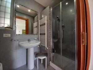 罗马L'Oasi al Pigneto - Guest house的一间带水槽和淋浴的浴室