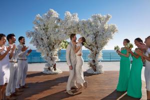 蓬塔米塔Secrets Bahia Mita Surf and Spa - All Inclusive - Adults Only的婚礼前的新娘和新郎亲吻