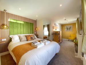 坎特伯雷Hambrook House Canterbury - NEW luxury guest house with ESPA Spa complex的一间卧室配有一张大床和绿色床头板
