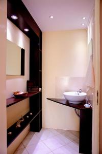 塔拉法尔Casa Strela B&B Tarrafal的一间带水槽和镜子的浴室