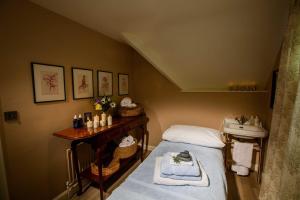 基德明斯特霍格斯石头庄园酒店的一间带床和水槽的小浴室