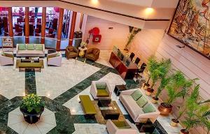 瓦拉纳西瓦拉纳西荷杜斯坦国际酒店的大厅,在大楼里长沙发和植物