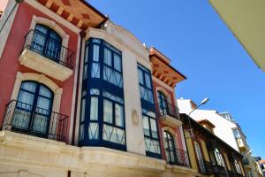 拉瓦涅萨Alda Vía de la Plata Rooms的街道上设有窗户和阳台的建筑
