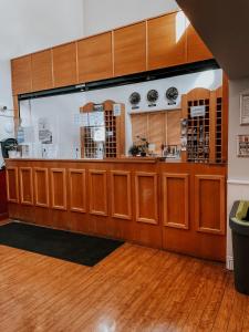 拉腊格兰达洛国际青年旅舍的一个带木制橱柜和柜台的厨房