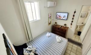嘎林海斯港Porto Paraiso Hostel的小房间设有一张床和一间浴室