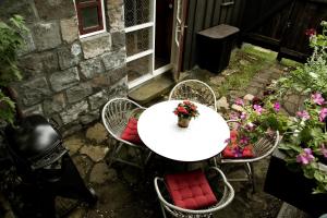 雷克雅未克维克塔度假屋的庭院里配有白色的桌椅和鲜花