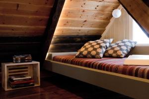 雷克雅未克维克塔度假屋的木墙客房的一张床位