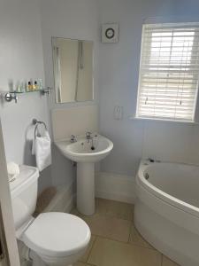 EdmondsleyThe Moorings Hotel的白色的浴室设有卫生间和水槽。
